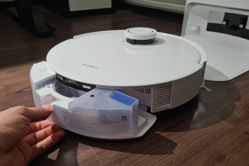 Der Wassertank samt angebrachten Wischtuch wird am Deebot T10 befestigt